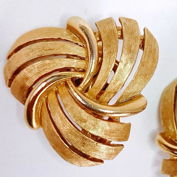 VTG Signed Crown Trifari Earrings Knot Ribbon Clip On 1950s Textured Gold Tone - Picture 3 of 10